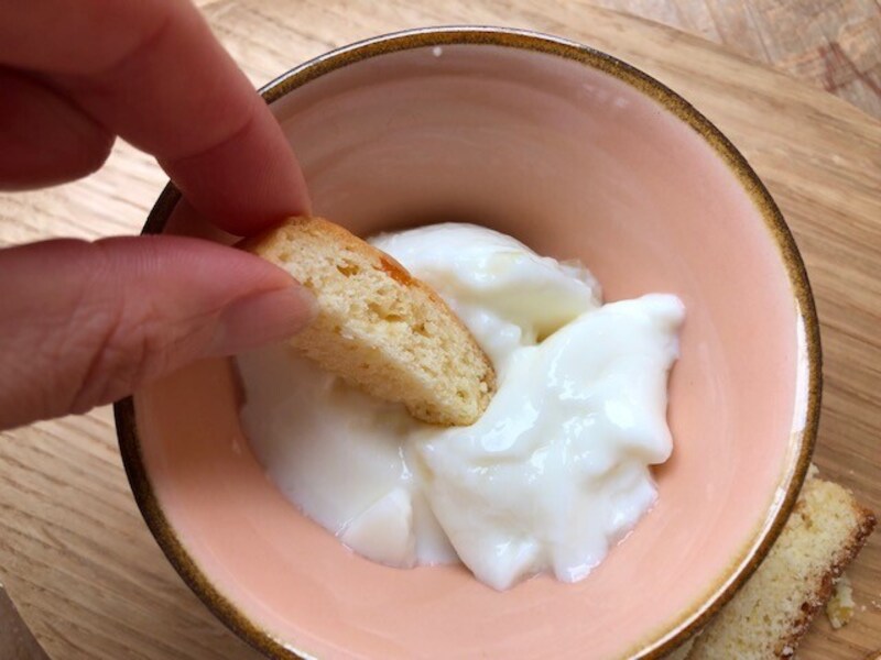 スコーンにヨーグルトをつける