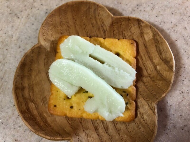 クラッカーに乗せる