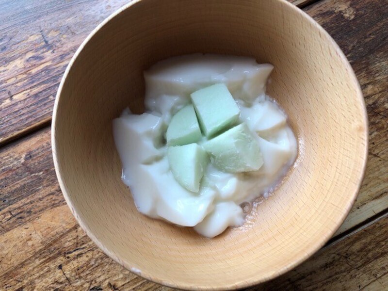 ヨーグルトにトッピング