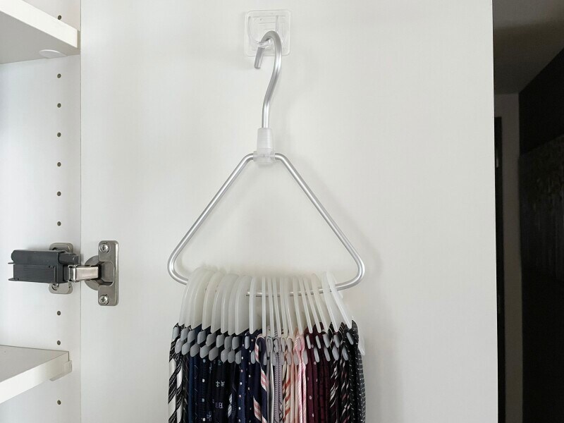 クローゼットの扉裏にネクタイを掛けて収納した様子
