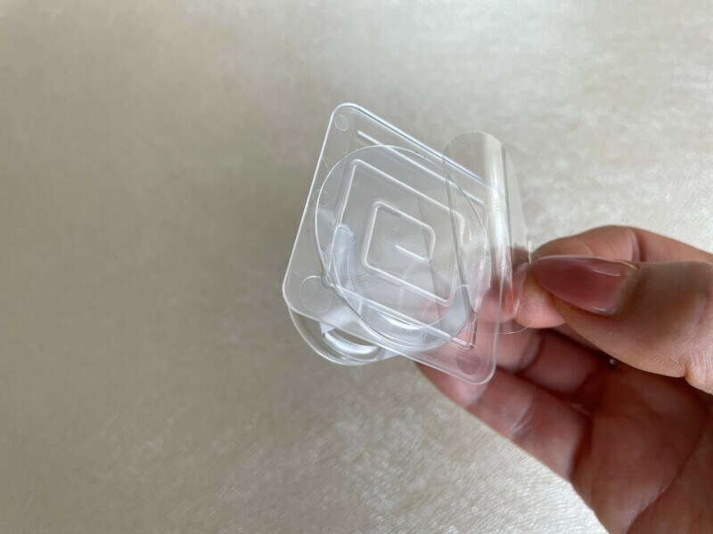 粘着部分はアクリルフォームを使用している