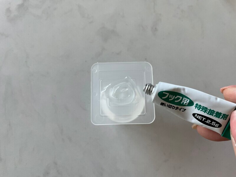 特殊な接着剤をフックの裏側に自分で塗る