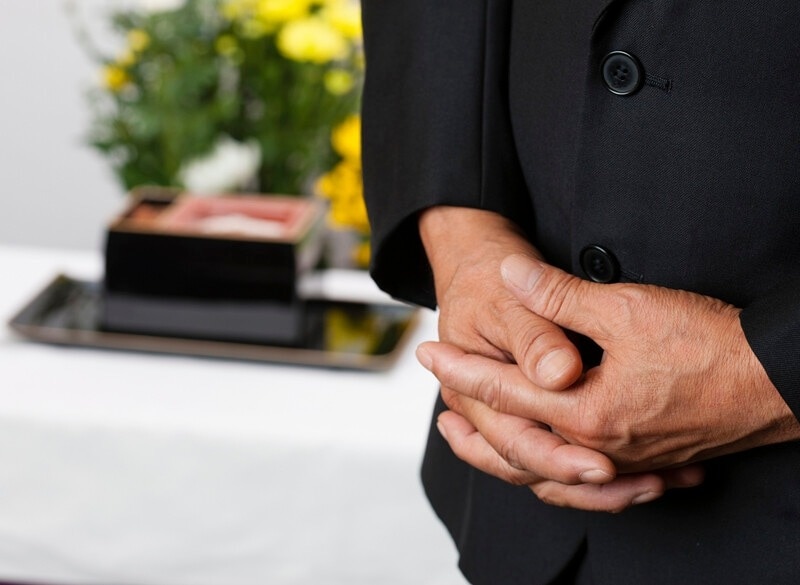 通夜に間に合うように手配をします。いち早く届く弔電を送ることで弔意を示すことができます