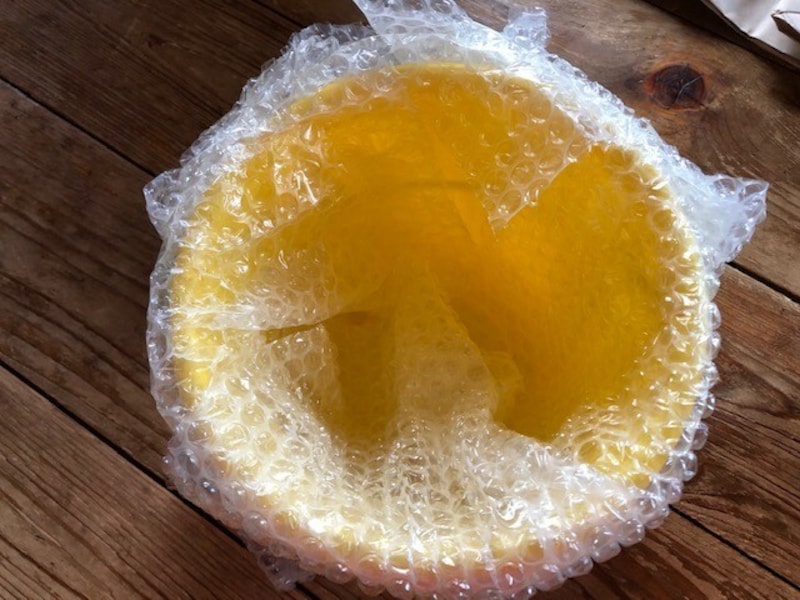 バケツをクッション材で包む