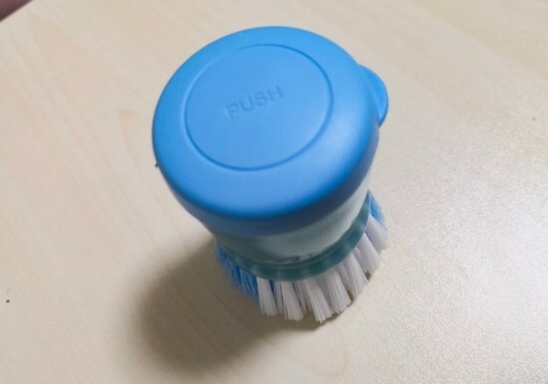 洗剤を入れられるブラシ