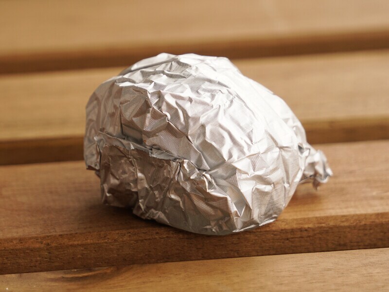 トースターで温めるときは焦げるのを防ぐため、アルミホイルで包むのもおすすめ