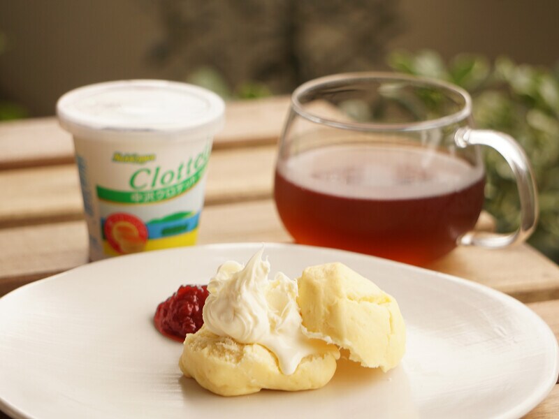 「成城石井自家製 プレーンスコーン」とクロテッドクリーム、紅茶