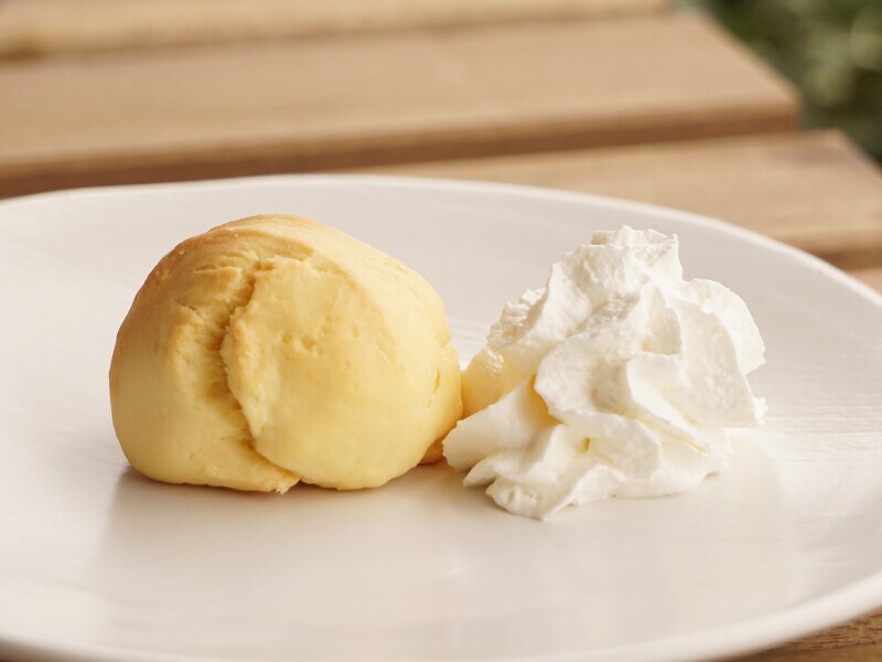 「成城石井自家製 プレーンスコーン」とホイップクリーム