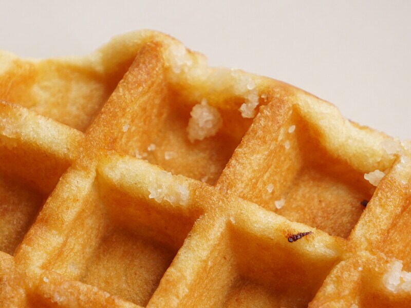 表面にもパールシュガーが見える。甘さと食感のアクセントに