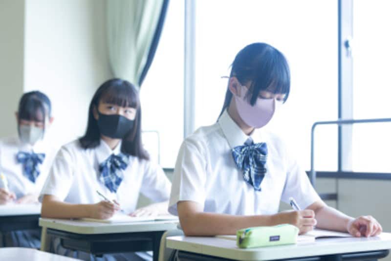 マスクをする女子生徒