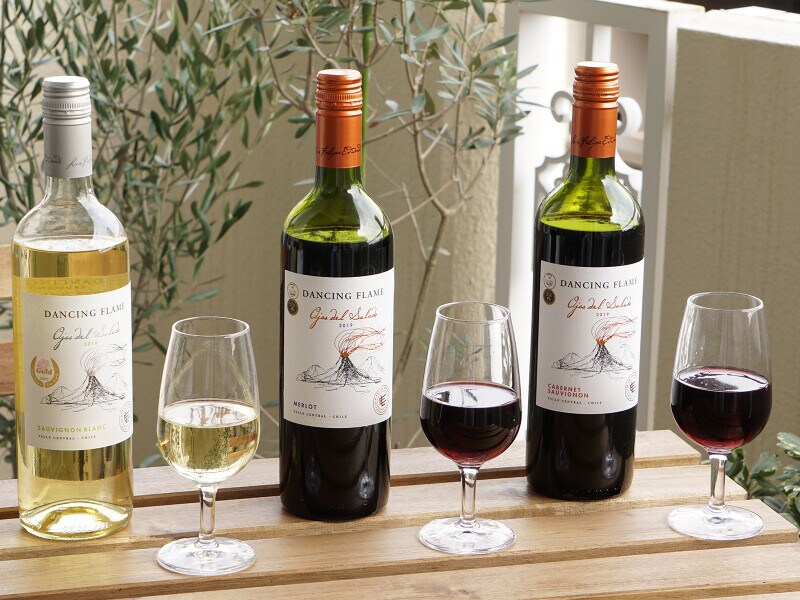 左から「ダンシングフレイム ソーヴィニヨンブラン」「ダンシングフレイム メルロー」「ダンシングフレイム カベルネソーヴィニヨン」