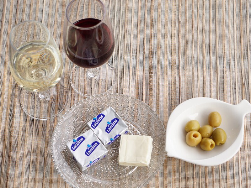 チーズやオリーブを業務スーパーのワインに合わせて