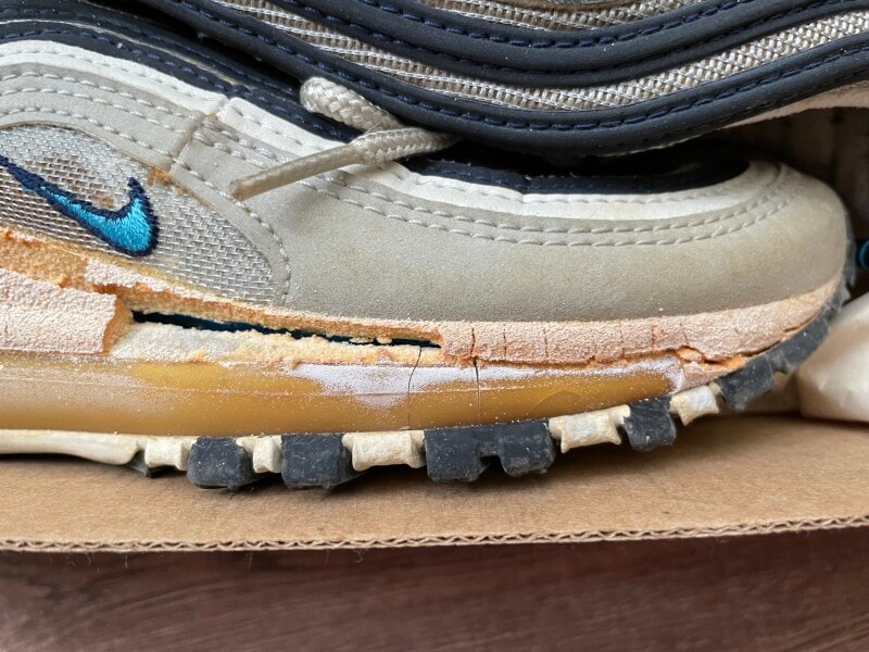 加水分解してしまったスニーカー