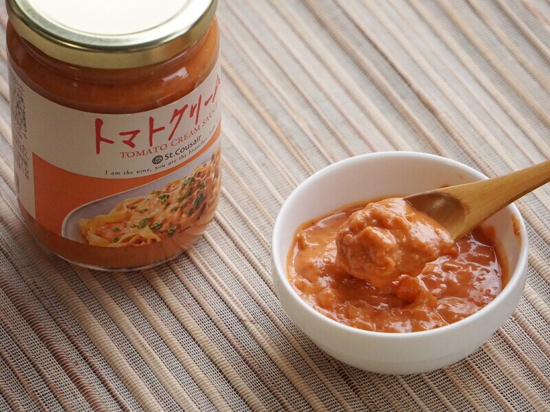 サンクゼール「パスタソース トマトクリームソース」。トマトや玉ねぎがたっぷり