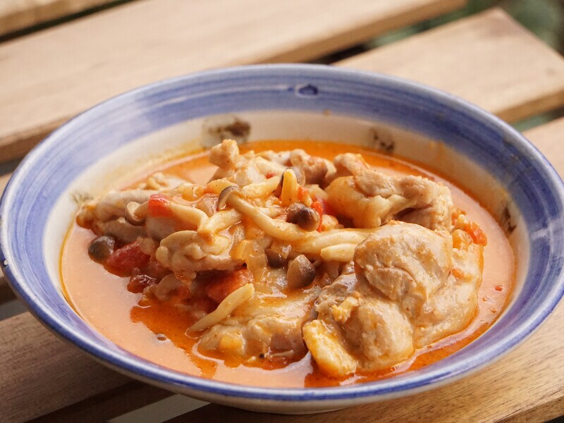 サンクゼール「パスタソース トマトクリームソース」を使った鶏もも肉の煮込み