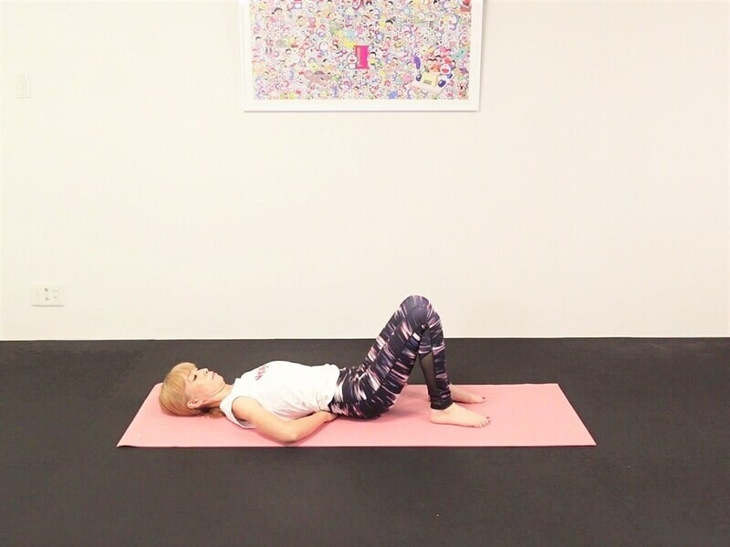 手順1：床に仰向けになり膝を立て、腰と床との間は手のひら一枚を目安に。吐く息と共に骨盤底筋群を優しく締める