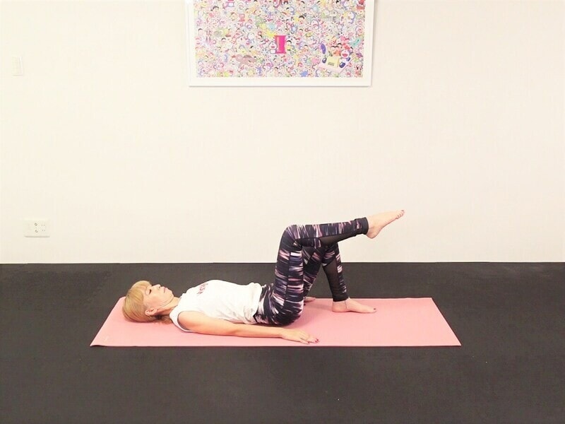 手順2：吐く息とともに片脚を床から離し、骨盤ニュートラルポジションキープ