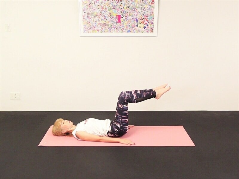 手順3：吐く息とともに両脚を床から離し、骨盤ニュートラルポジションをキープ