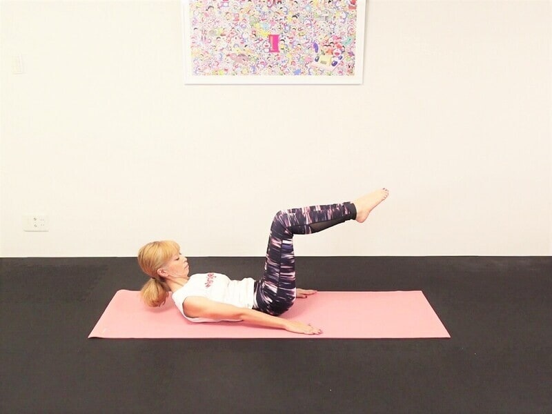 手順4：両手の平を前に押し出しながら上体を起こし、目線は斜め下に向ける