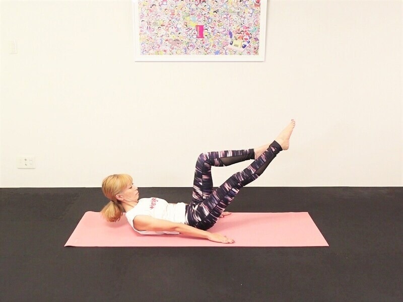 手順5：さらに片脚を伸ばし、腰が床につき過ぎないように注意