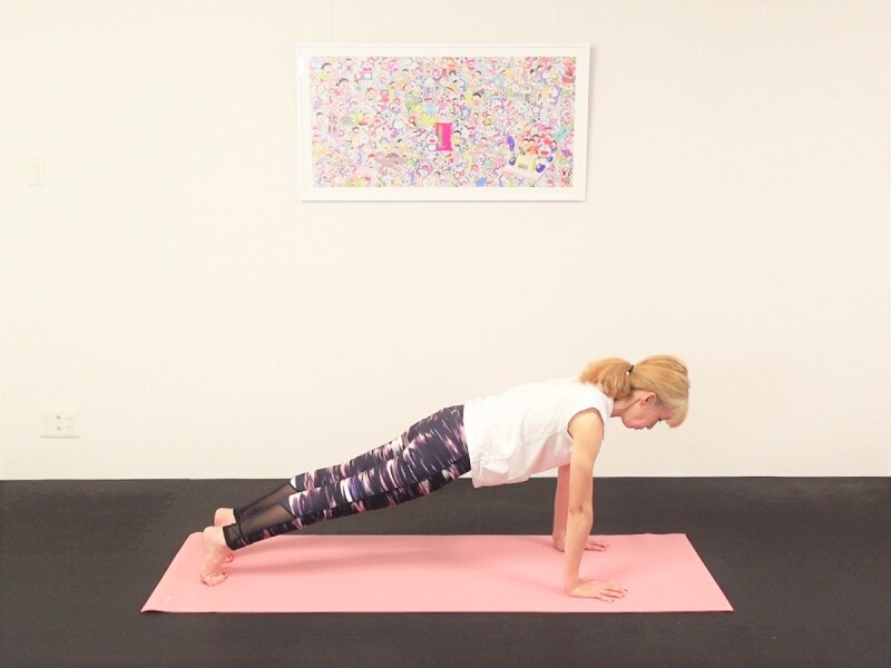 エクササイズ2:両膝を床から離しプランクポーズ