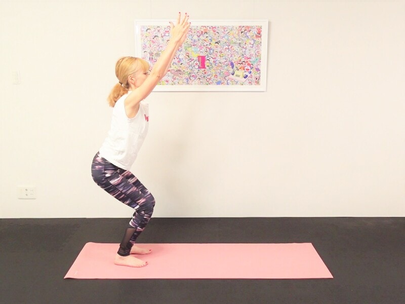 エクササイズ4:両手を天井方向に伸ばしスクワット