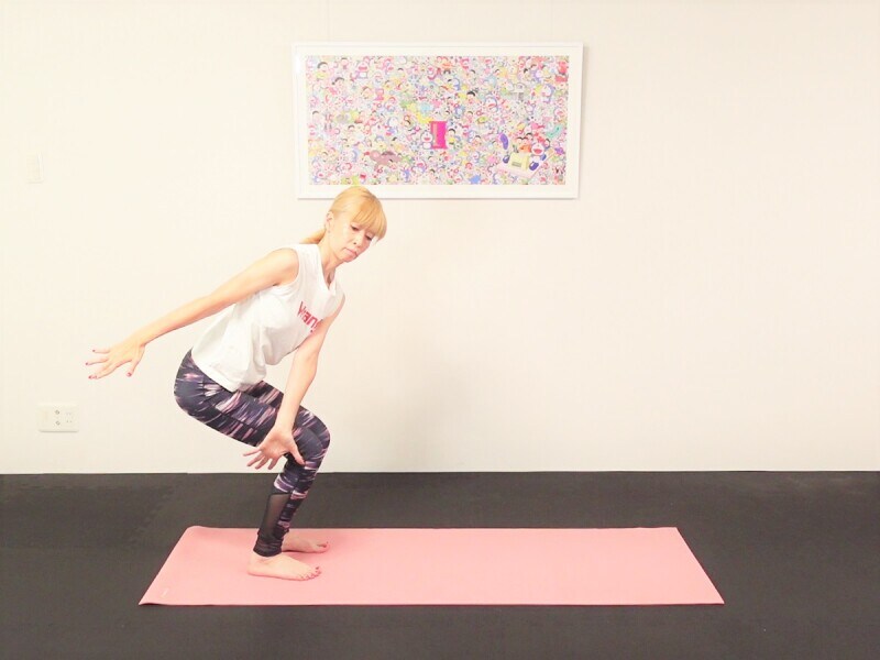 エクササイズ5:スクワットから両手を右方向に伸ばし、ねじりをプラス