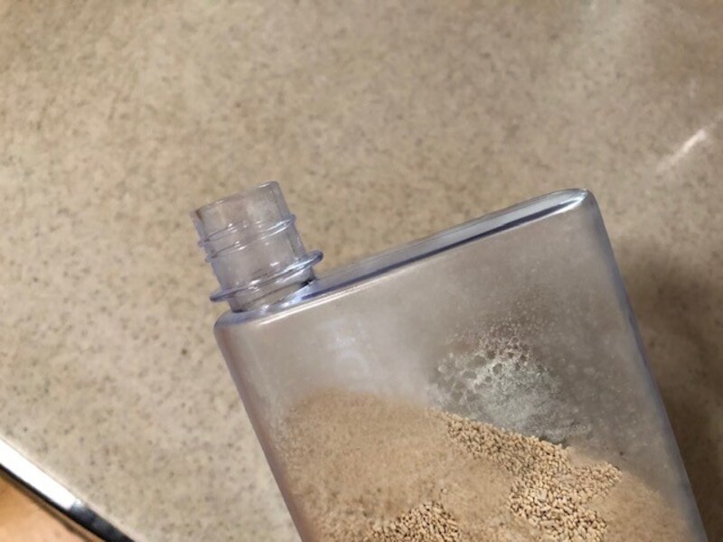 口の部分が細くなっている