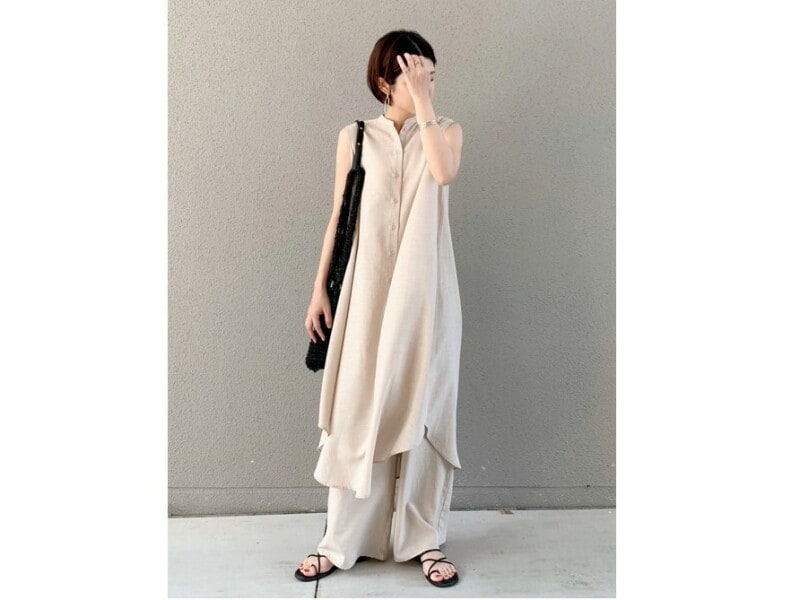 動くときれいに揺れる落ち感のあるシルエットは着やせにも効果アリ 出典:WEAR