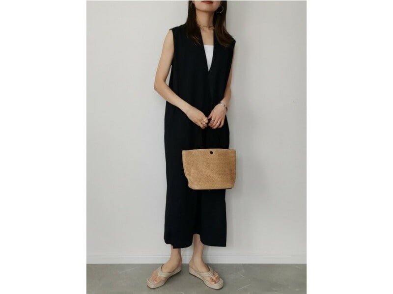 リネン風生地のネイビーワンピースはVネックで着やせ効果抜群 出典:WEAR