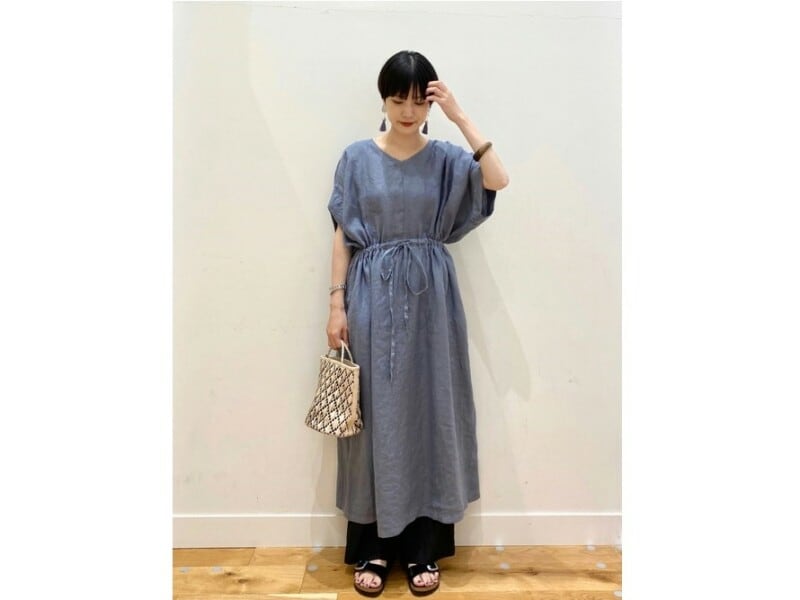 ウエストマークできるタイプのデザインは簡単にスタイルよく見せられます 出典:WEAR