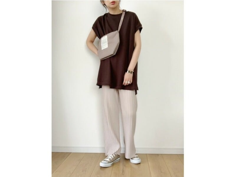 フレンチスリーブのTシャツで二の腕をほっそり見せて　出典：WEAR