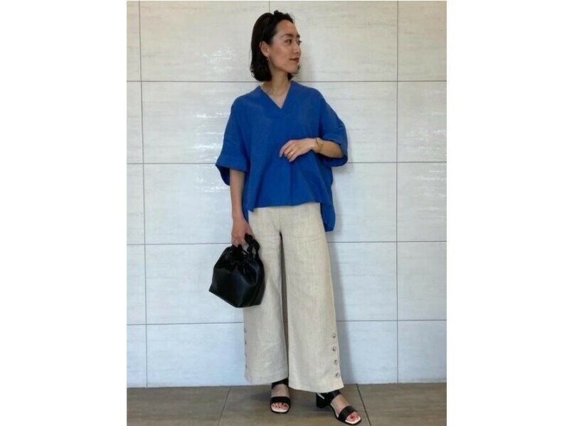 袖にデザインポイントがある袖コンシャスなトップスでカバー　出典：WEAR