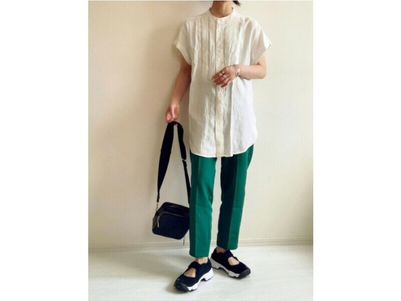 素材にハリのある半袖シャツは二の腕が目立ちにくいです　出典：WEAR