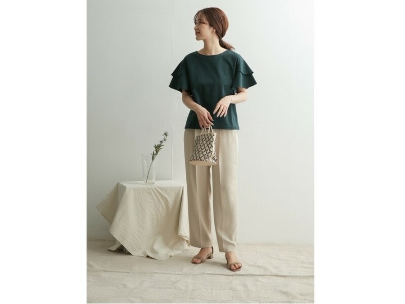 ふんわりとした大きめのフリルは二の腕をカバーしつつ、目を惹くおしゃれさが　出典：WEAR