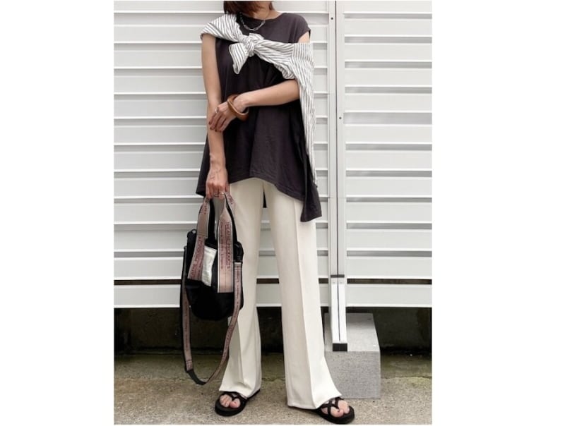 白ボトムスの爽やかさで清潔感もアップして見えます 出典:WEAR