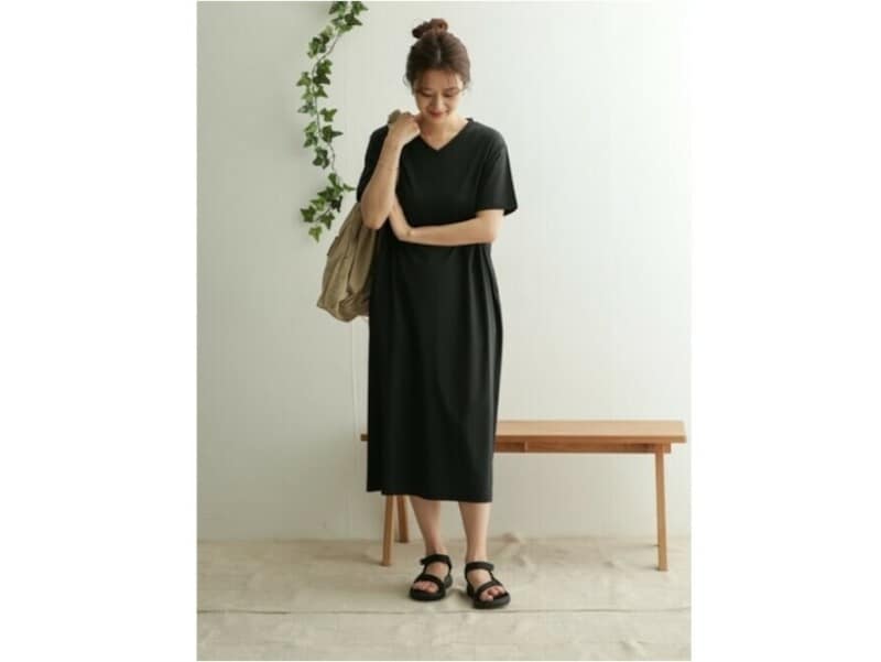 カジュアルになりやすいアイテムこそ「黒」を選んで 出典:WEAR