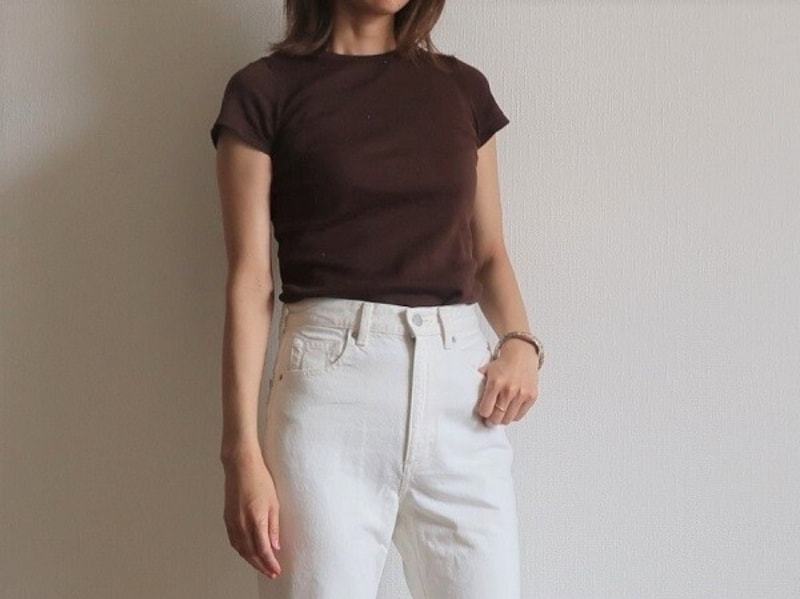 フィット感のあるトップスは腕が上がらなくなった場合に脱ぎにくいので避けて