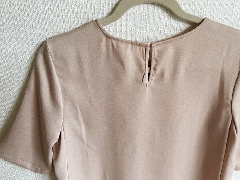 後ろでボタンなどで留めるタイプのトップスは要注意！