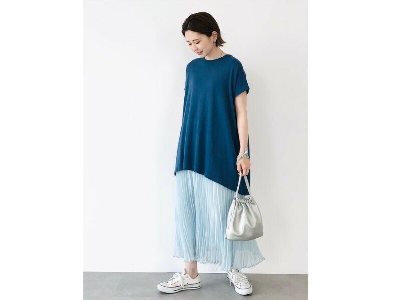 【OKコーデ】写真のようなコットン100％のニットチュニックなら、Tシャツより上品に着られるというメリットも　出典：WEAR