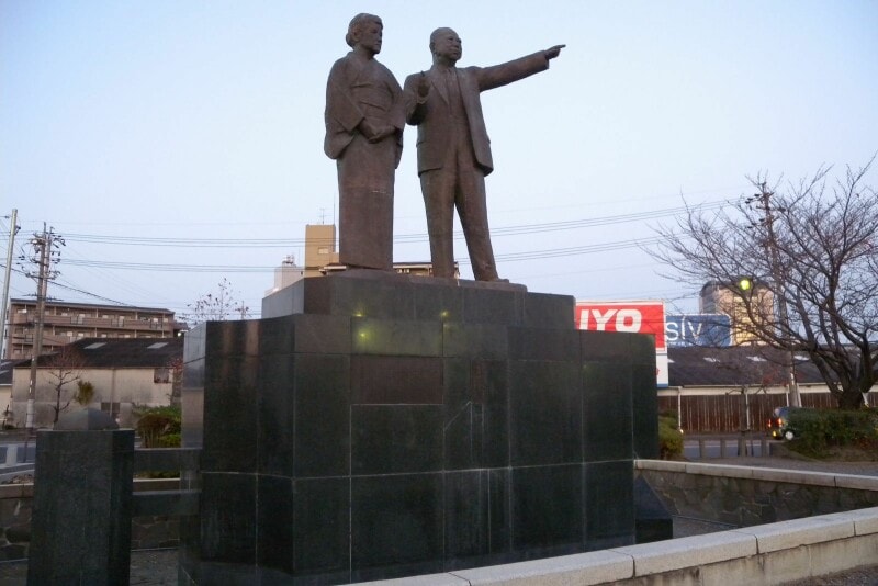 大野伴睦夫妻の像