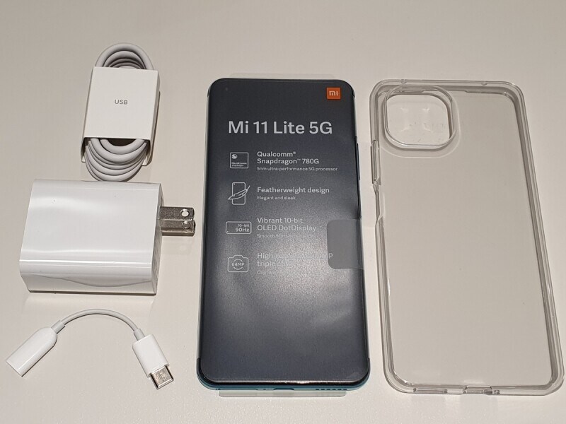 急速充電可能なUSB充電器を同梱