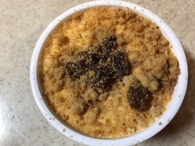 レーズンとクッキーがトッピング