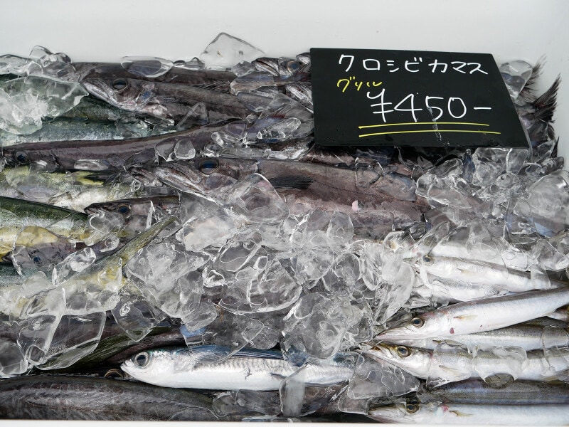 「おさかなマルシェ」では新鮮な魚を購入し、調理してもらい食べることができます
