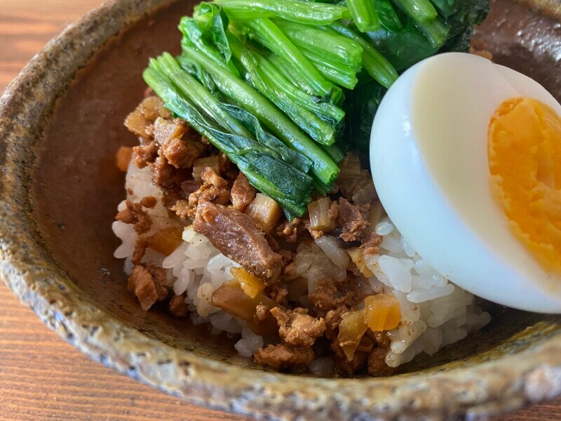 豚肉、しいたけ、たけのこ、きくらげのつぶつぶ。