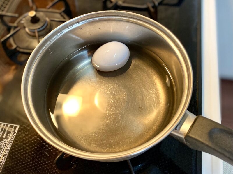 たまごはお湯ではなく、お水の状態からいれて火にかける。