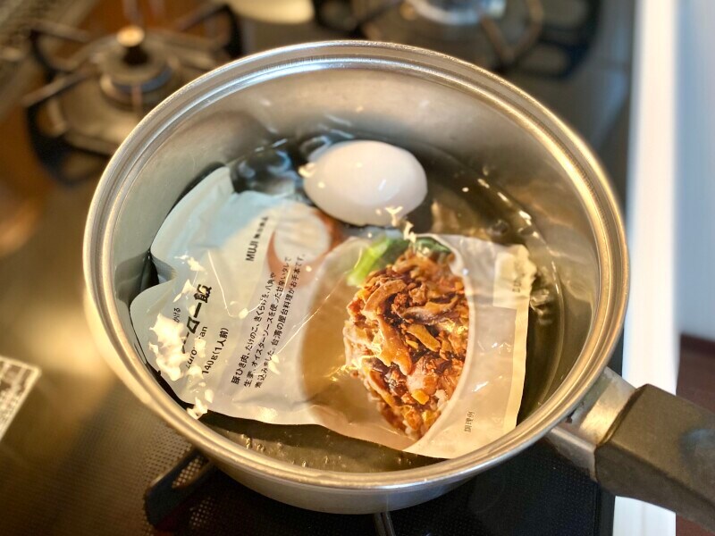 たまごと一緒に鍋の中へ。
