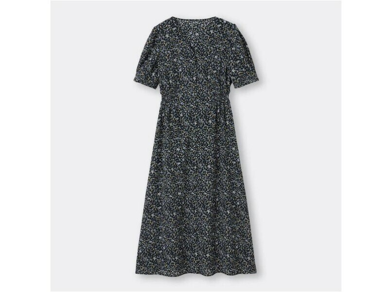 GU フラワーVネックフロントボタンワンピース 2490円(税込)