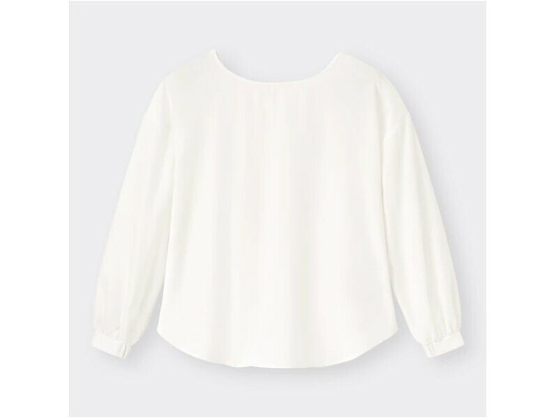 GU  エアリー2WAYブラウス  990円（税込）