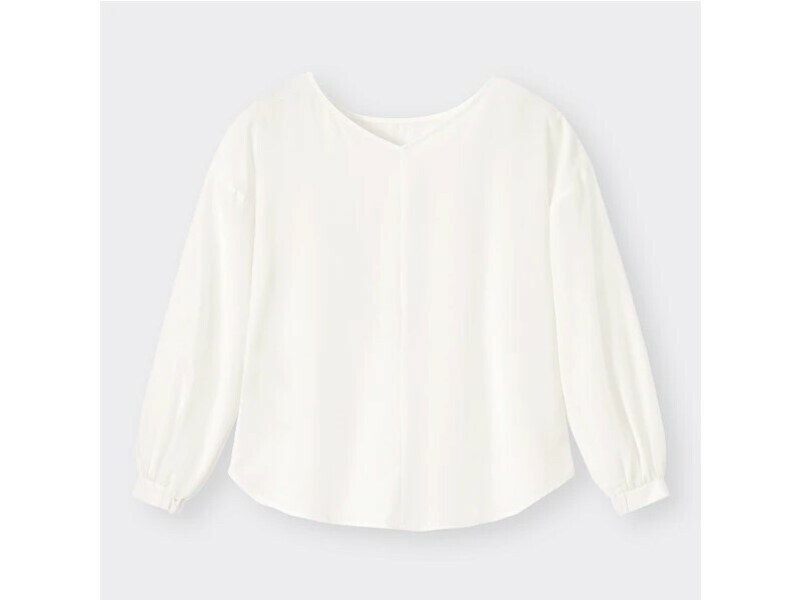 GU  エアリー2WAYブラウス  990円（税込）